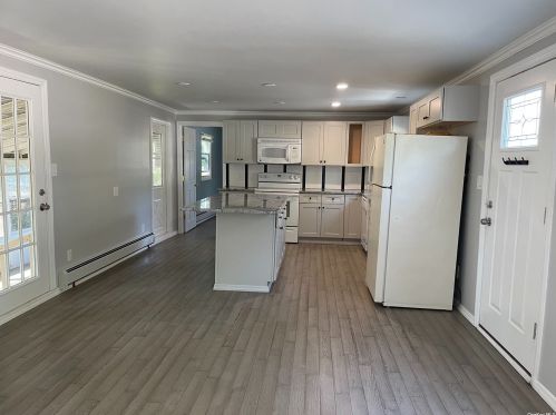 4 Sunflower Dr, Bohemia, NY 11716-4028