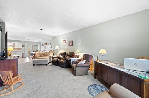 37 Elena Ave, New Kensington PA  15068-9749 exterior