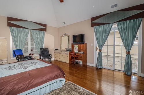 13 Ayers Ct, Metuchen NJ  08840-1172 exterior