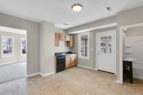 30 Foster St, Manchester CT 06040-5330 exterior