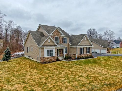 15 Sommerset Dr, Poughkeepsie, NY 12603-6712