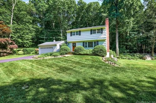 66 Walnut Grove Rd, Ridgefield, CT 06877-4221