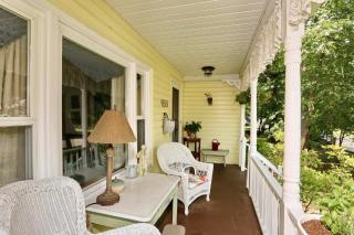 986 Hillcrest Rd, Ridgewood, NJ 07450-1033