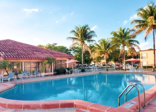 7208 Fairway Dr, Hialeah FL  33014-6968 exterior