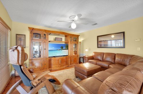 18126 61st Pl, Hialeah FL  33015-5601 exterior