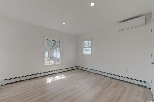 27 Walnut Ln, Hicksville NY  11801-5737 exterior