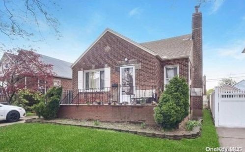 81-19 246th St, Jamaica, NY 11426-1821