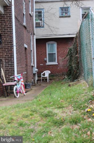 105 Broom St, Wilmington, DE 19805-3939