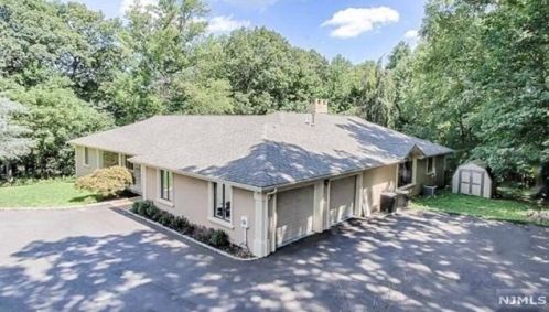 315 Freemans Ln, Franklin Lakes, NJ 07417-1052