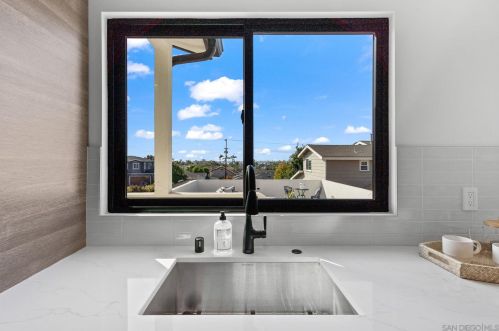 1855 Frankfort St, San Diego CA  92110-3514 exterior