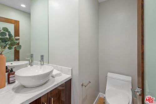 3423 Scadlock Ln, Van Nuys CA  91403-4915 exterior