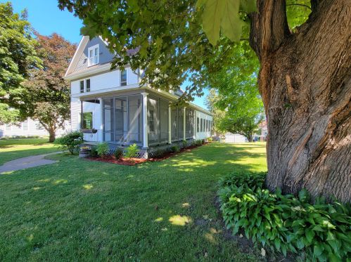 1606 Cardinal St, Newburg Corners, WI 54614-6707