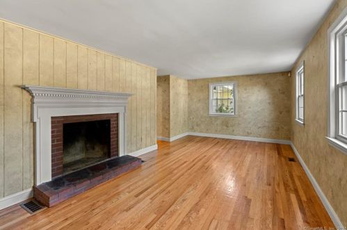 1 Barn Hill Rd, Bloomfield CT  06002-1218 exterior