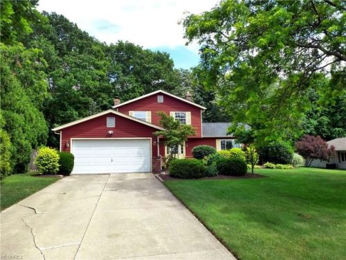 5865 Elm Hill Dr, Cleveland, OH 44139-1947