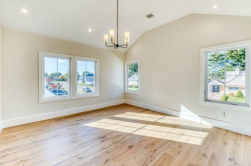 2 Hedge Ln, Westbury NY  11590-6523 exterior