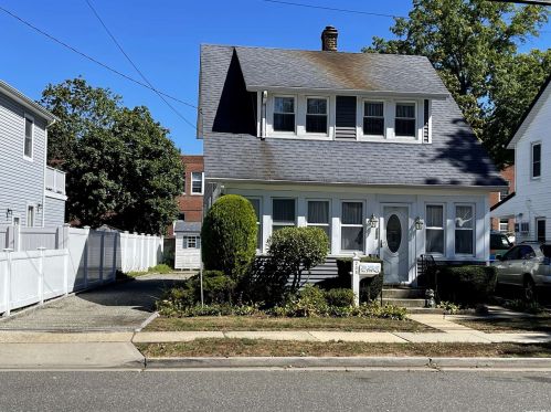 250 Ivy Ave, Westbury, NY 11590-1914