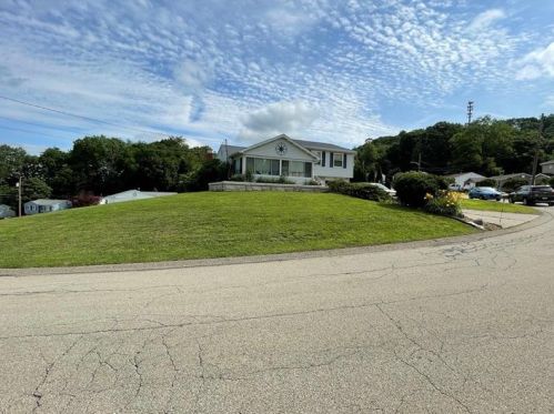 3143 New Hampshire Dr, New Kensington, PA 15068-3547