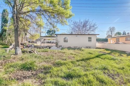 561 Royal Ave, Simi Valley CA  93065-4246 exterior