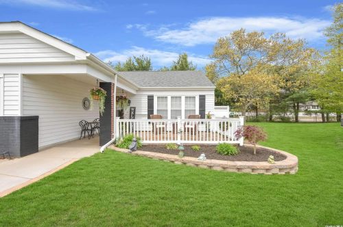 3 Lamont Ct, Panamoka, NY 11961-2051