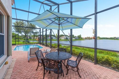 6806 Fiji Cir, Boynton Beach FL  33437-7022 exterior