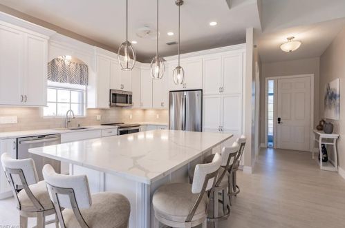 4353 Montalvo Ct, Naples FL  34109-1374 exterior