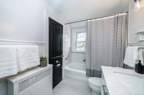 77 Kewanee Rd, New Rochelle NY  10804-1301 exterior