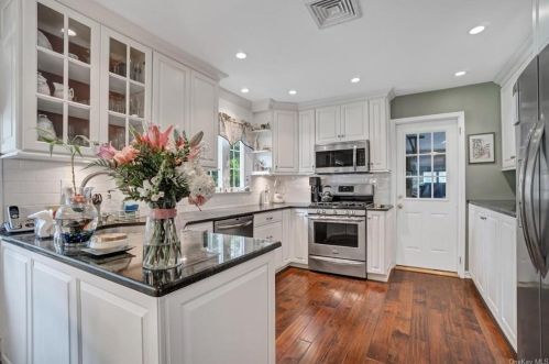 18 Mayer Dr, Airmont NY  10901-3825 exterior