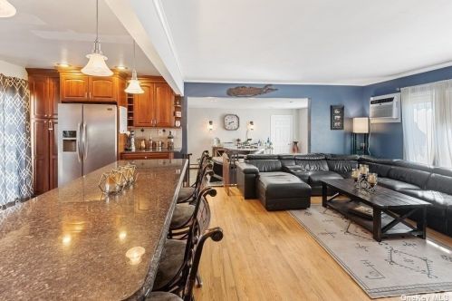 318 2nd Ave, North Lindenhurst, NY 11757-5668