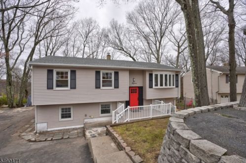 15 Normandy Cir, Hopatcong NJ  07843-1840 exterior