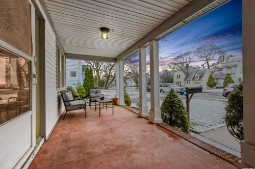 135 Parsons Dr, Hempstead, NY 11550-4712