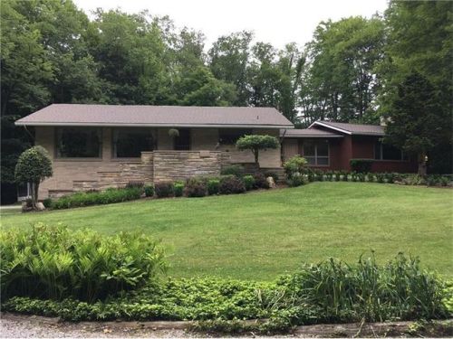 1126 Carroll Ln, Hermitage, PA 16148-2462