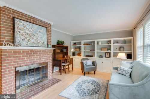1267 Redwood Ct, Herndon, VA 20170-3634