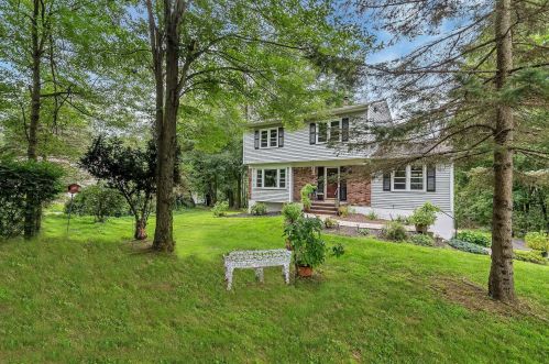 4 Stenger Ct, New Hamburg, NY 12590-5436