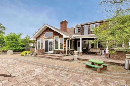 1 Farragut Pl, Amityville, NY 11701-3702