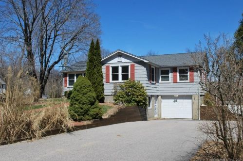 693 Raymond Hill Rd, Uncasville, CT 06382-1415