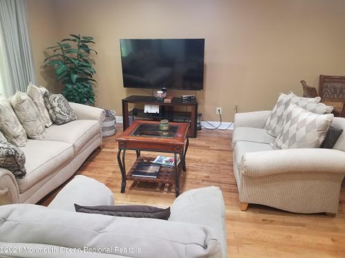 590 Davids Ct, Lakewood, NJ 08701-5885