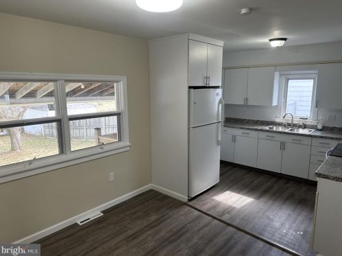 7 Hollywood Dr, Harrisburg PA  17109-5563 exterior