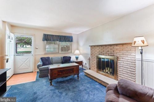 1320 Rolling Glen Dr, Boothwyn, PA 19061-2842