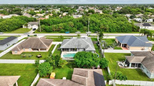 912 Paar Dr, Fort Pierce FL  34953-5623 exterior