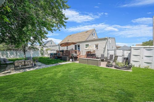 77 Lake St, North Lindenhurst NY  11757-5816 exterior