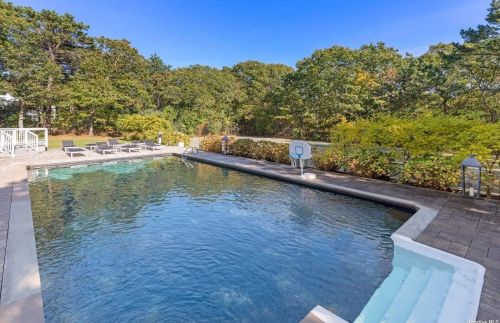4 Honeysuckle Ln, East Quogue NY  11942-3624 exterior