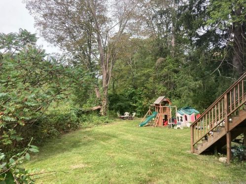 1 Young St, East Hampton, CT 06424-1843