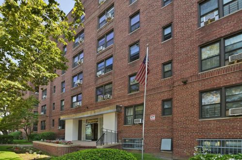 84-31 Van Wyck Expy, Jamaica NY  exterior