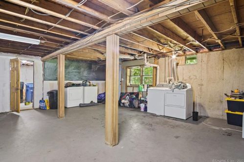 6 East Dr, Gales Ferry CT  06335-1610 exterior