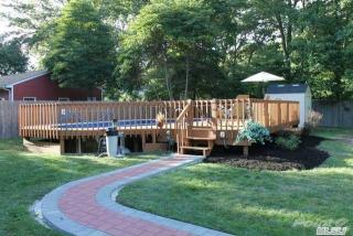 129 Lincoln Rd, Gordon Heights, NY 11763-1655