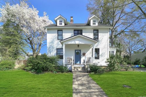 439 Newton St, Westbury, NY 11590-3240