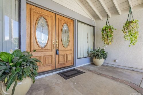 2828 Inyo Cir, Simi Valley CA 93063-2002 exterior