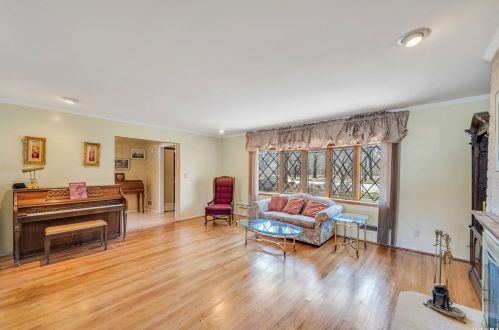 738 Salisbury Park Dr, Westbury NY  11590-5820 exterior