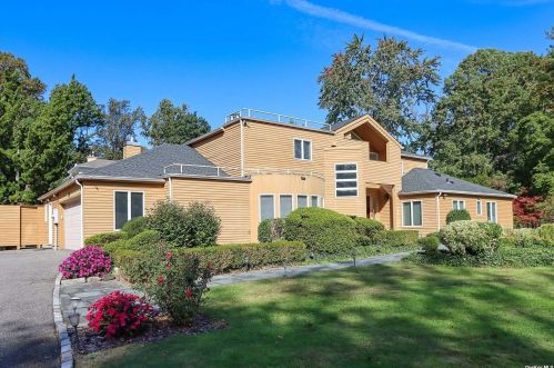 8 Split Rock Dr, Great Neck, NY 11024-1126