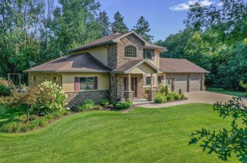 2052 Pine Cone Cir, Green Bay, WI 54313-7632